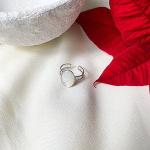 Bague raffinée ovale avec pierre blanche nacrée montée sur deux anneaux fins martelés en acier inoxydable argenté - modèle ajustable Elise-Lany-bijoux