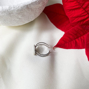 Bague raffinée ovale avec pierre blanche nacrée montée sur deux anneaux fins martelés en acier inoxydable argenté - modèle ajustable Elise-Lany-bijoux