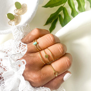 Bague tendance avec trois anneaux dont un avec un rond martelé au centre en acier inoxydable doré - modèle ajustable-Lany-bijoux