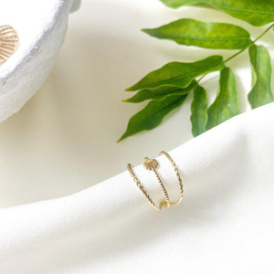 Bague tendance avec trois anneaux dont un avec un rond martelé au centre en acier inoxydable doré - modèle ajustable-Lany-bijoux