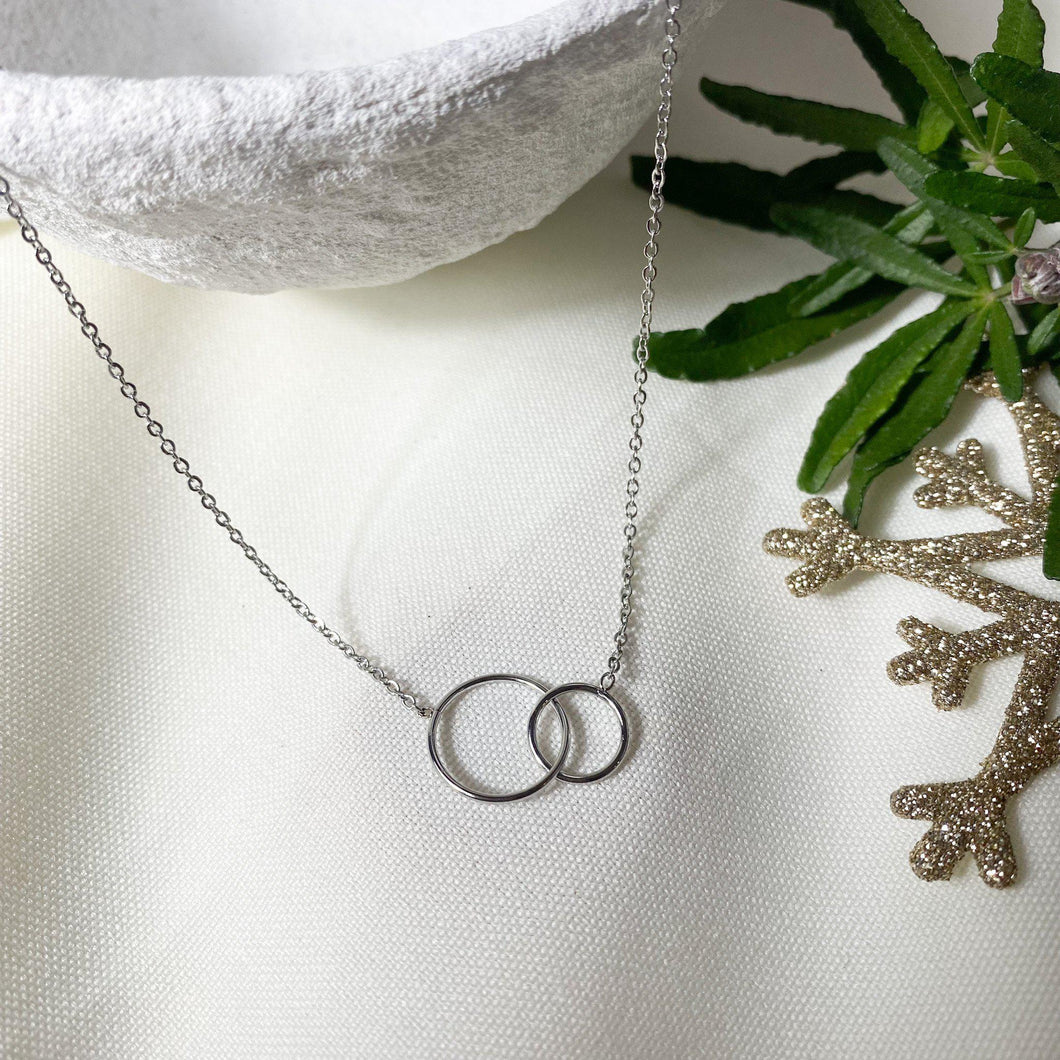 Collier deux anneaux enlacés argentés en acier inoxydable-Lany-bijoux