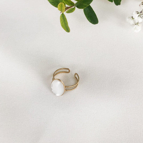 Bague Elise pierre ovale blanche nacrée en acier inoxydable doré – Lany-bijoux