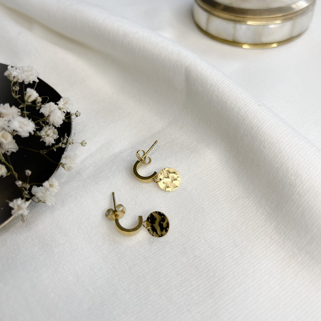 Boucles d'oreilles Zoé créoles avec médailles martelées en acier inoxydable doré – Lany-bijoux