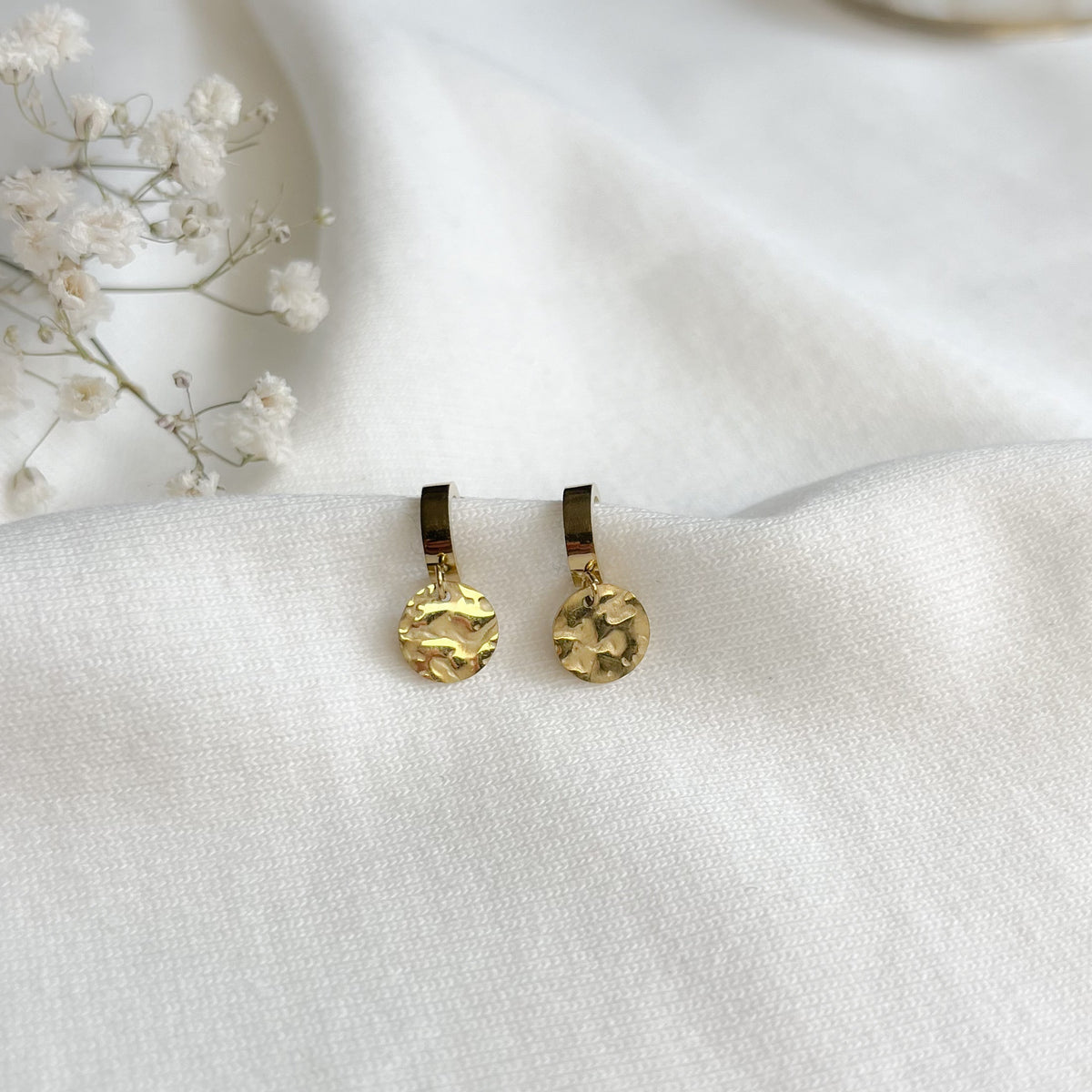 Boucles d'oreilles Zoé créoles avec médailles martelées en acier inoxydable doré – Lany-bijoux