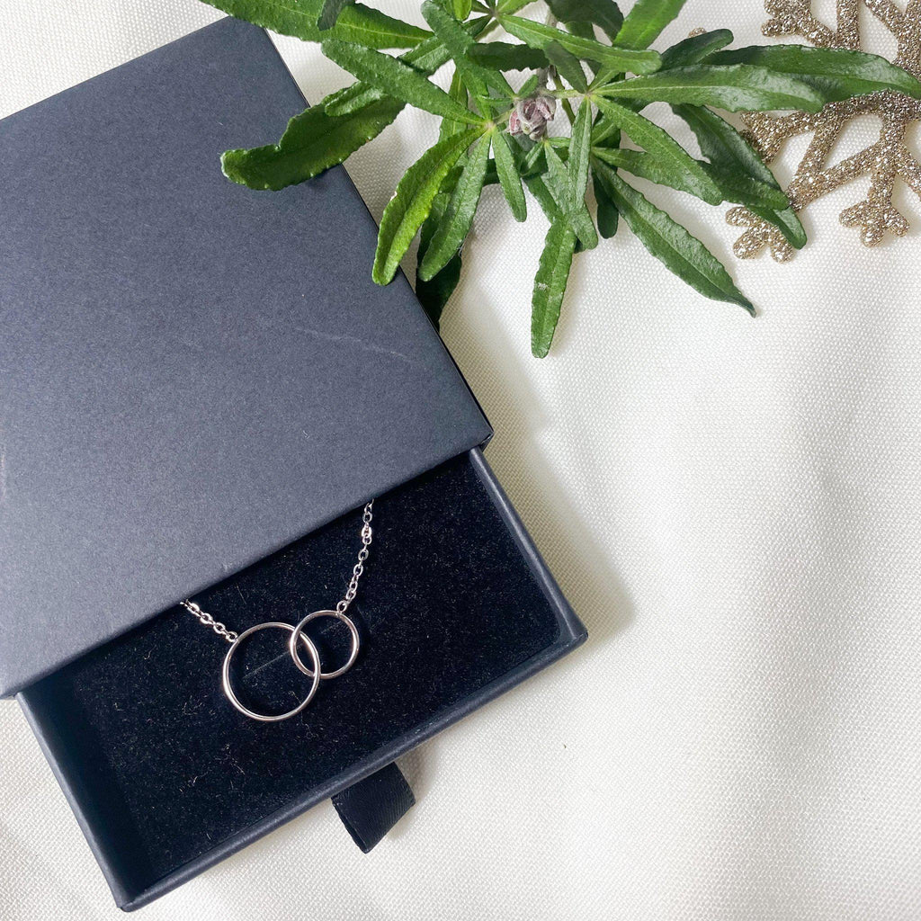 Collier Tylane deux anneaux enlacés en acier inoxydable argenté – Lany-bijoux